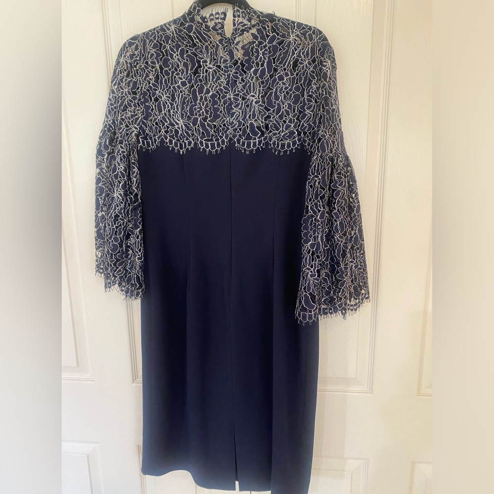 Knit dress with bell sleeves in lace. Sheath dress